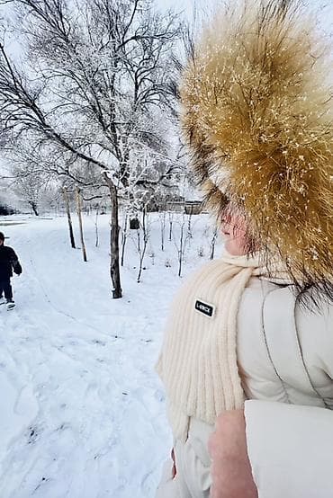 платок пуховый: Теплый зимний комплект: пуховик с большим меховым капюшоном + вязаный — 1