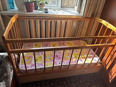 детский писменный стол: Детская деревянная кроватка с выкатными ящиками для хранения — 1