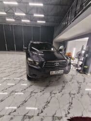 бак топливной: Toyota — салон внедорожника с кожаным интерьером - Черный кожаный — 2