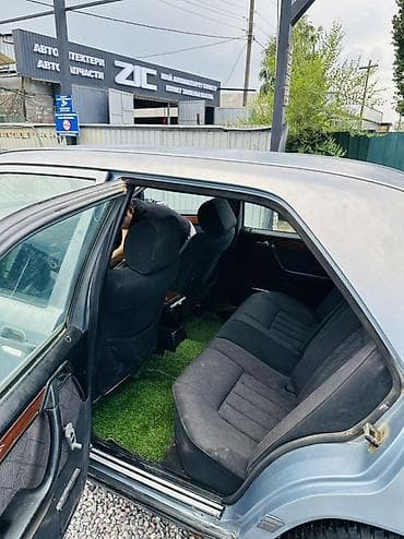 консоль 124: Mercedes-Benz W124: 1989 г., Седан — 3