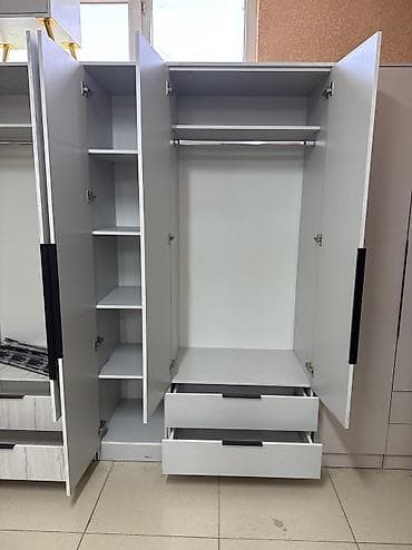 Мебель: 3-х дверные шкафы с наружным ящиком Размеры ширина 120см, высота — 6