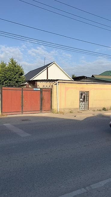 Продаётся жилой дом с двором и капитальным забором. Основные