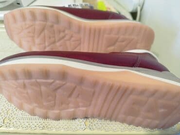 бордовая: Новые кроссовки, натуральная кожа. Цвет бордовый. 3000 сом — 3