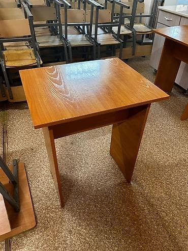 Столы: Продаю комплект - школьные парты и стулья. В хорошем состоянии, 80 — 2