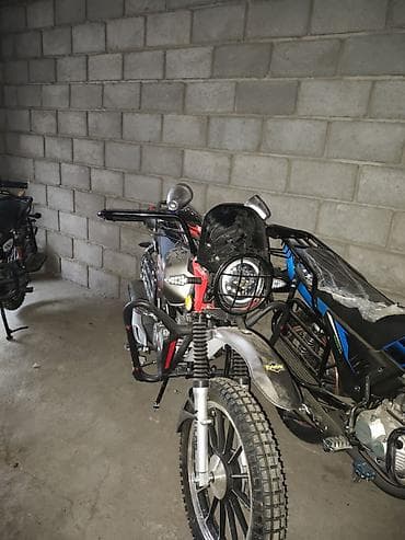 ендура мото: Мотоцикл в бело-зеленой расцветке с динамичным дизайном. Оснащен — 8