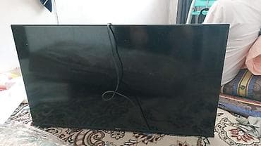 led tv: Телевизор Hisense, диагональ примерно 50–55". Узкие рамки, тонкий — 2