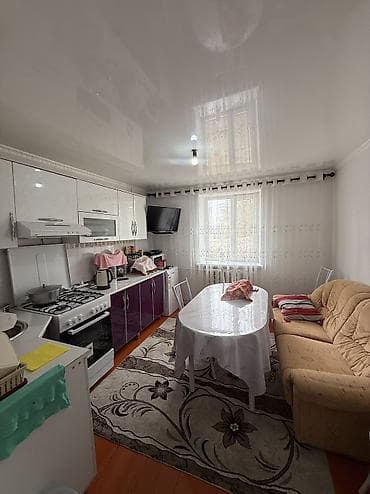 кулатова базар: Үй сатылат 🏠 5 бөлмөлүү үй сатылат! 📐 Үйдүн аянты — 110 м² 🌳 Жер — 10