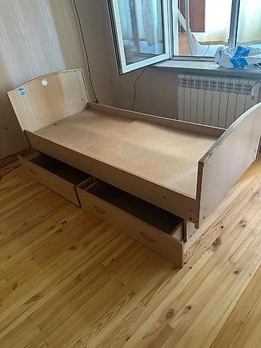 кухонные шкаф бу: Продаю купанный гарнитур 
Стол
Тумбочку 
Кровать — 8