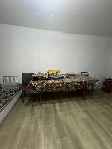 Үйлөр: Ак ордо 3 конушунан 1 комнаталуу квартира берилет. Газплита, суу бар — 1