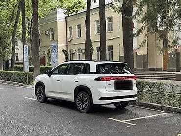 Унаа: Aion Hyper HT — электрический кроссовер в белом цвете с контрастной — 9