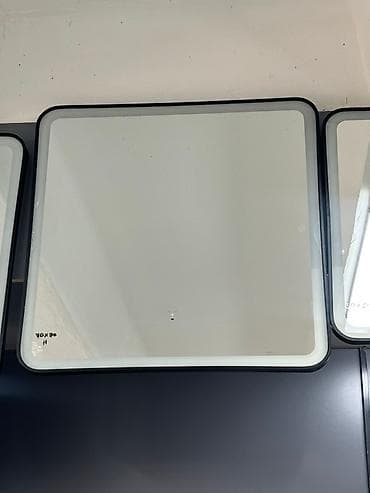 Зеркала: Квадратное зеркало с закругленными углами и черной рамой. Оснащено — 1