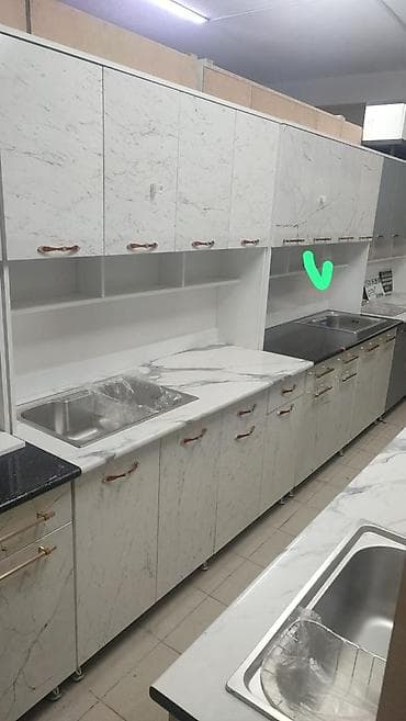 stol: Кухонный гарнитур в современном стиле с фасадами под белый мрамор. - — 1