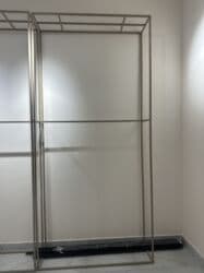 на железных номерах: Продаю кранштейны Два короткие Два высокие Одна изогнутая Вообщем — 3