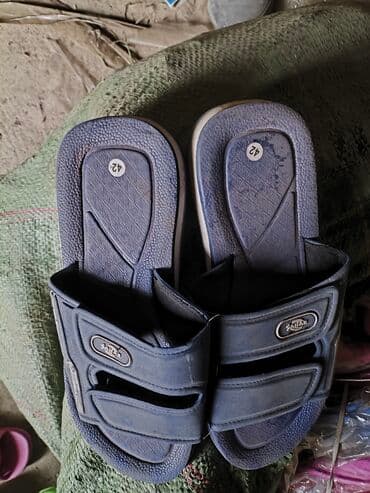 Киреге берилүүчү кийимдер: Мужские и женские шлёпанцы/сланцы разных моделей. Особенности: - — 1