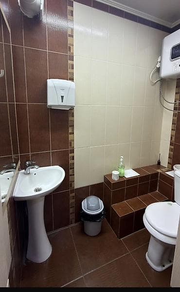 пл: Косметологическая студия 70 м², 3 комнаты, С ремонтом, Частично с оборудованием, Многоэтажное жилое здание, Отдельный вход — 10
