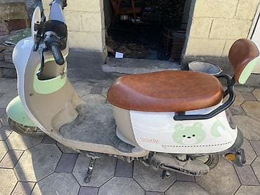 скутер волный: Электроскутер городского типа с ретро‑дизайном - Компоновка: низкая — 3