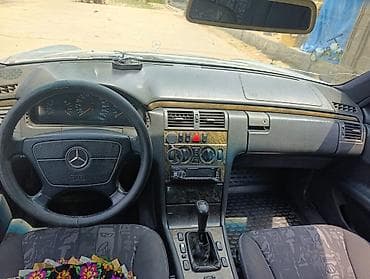 Mercedes-Benz — салон классического седана с автоматической коробкой