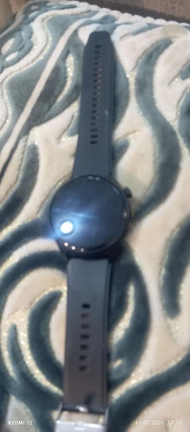 Apple Watch: Смарт‑часы с круглым циферблатом и сенсорным экраном. Корпус темный — 1