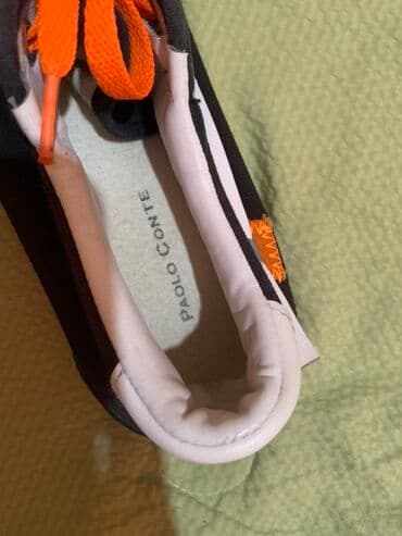 брендовый обувь: За две 900 сом.Представлен комплект обуви, включающий пару коричневых — 4