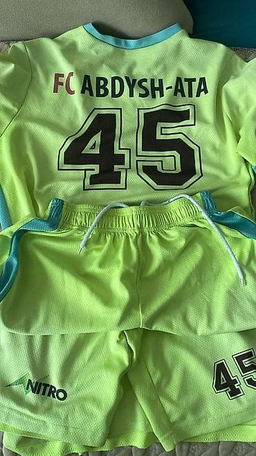 third edition solution: Спортивный комплект одежды для футбола: - Костюм-толстовка на молнии — 3