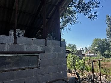 дом ош: Продаётся жилой дом с участком. Описание дома: В доме 4 комнаты — 6