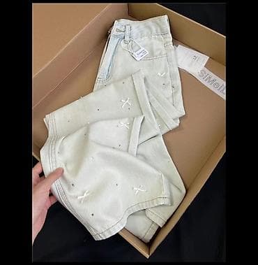 джинсы мом: Джинсы женские, светлый деним с декоративными элементами: - Пастельный — 1