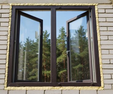 бу окон: Двустворчатое окно с рамой темно-коричневого цвета. Окно имеет две — 1