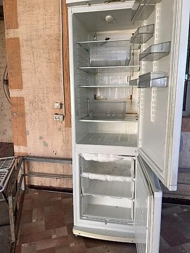 freezer: Холодильник двухкамерный, белый, с нижней морозильной камерой. - — 4