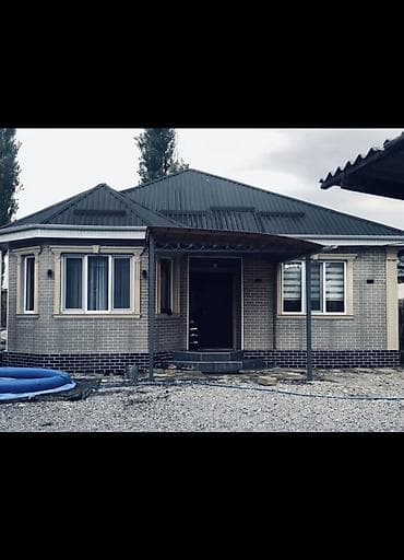 карапол дача: Просторный одноэтажный дом с современной отделкой и навесом у входа — 1