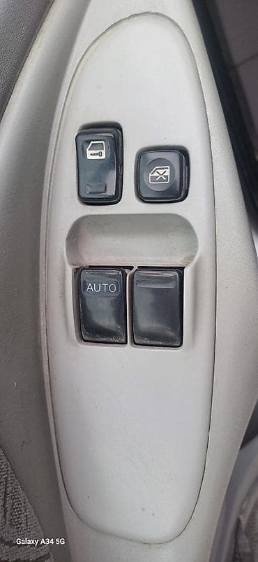 Nissan Almera Tino: 2001 г., 1.8 л, Механика, Бензин, Хэтчбэк — 8