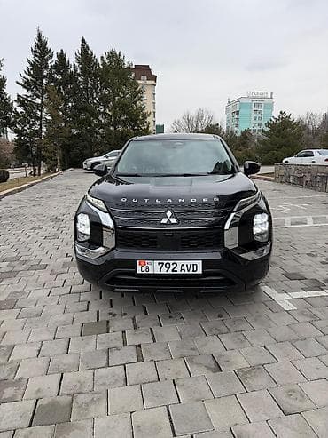 Mitsubishi Outlander (актуальное поколение), черный кроссовер — 2