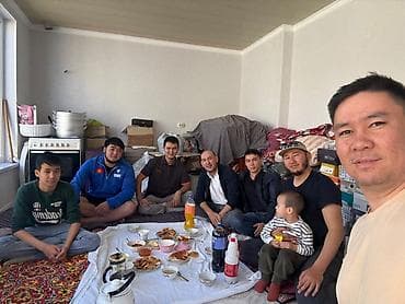 розы кусты: Группа мужчин собралась для совместной трапезы в домашней обстановке — 1