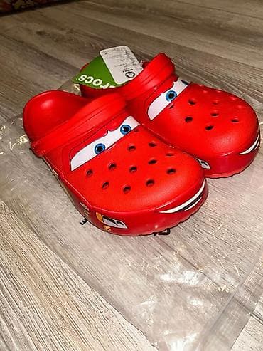 джибитсы на кроксы: Crocs x Disney/Pixar Cars — модель с Лайтнингом Маккуином. - — 4