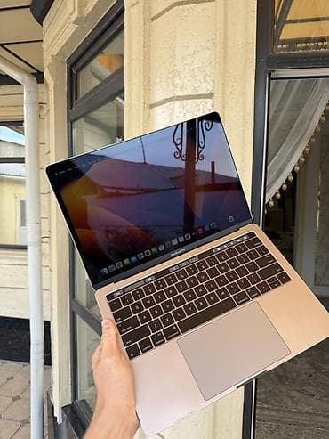 Apple MacBook Pro 13" (2017, Four Thunderbolt 3 Ports)
