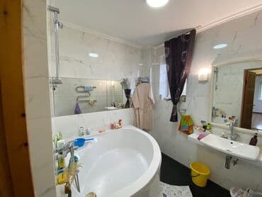 Үйдү ижарага алам: 250 м², 6 бөлмө, Жылытылган, Брондолгон эшиктер, Евроремонт — 2