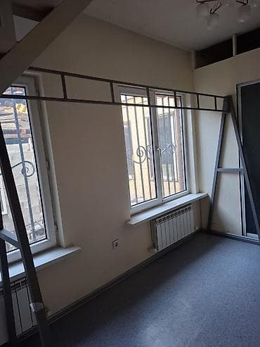 Тигүүчүлөр үчүн отургучтар: Продается комплект мебели и оборудования для ателье/швейного цеха: - — 2