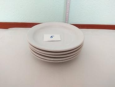 Посуда: Продаю: 1. Блюдо глиняное, диаметр 36 см., цена 200 сом; 2. Тарелки — 6