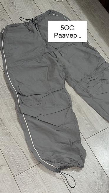 Серые спортивные/карго-брюки с манжетами и регулировкой по низу. В
