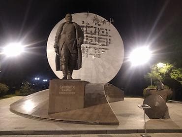 подарки на той: Сувенирная фотография ночного памятника «Бишкек баатыр Кенен уулу» - — 1
