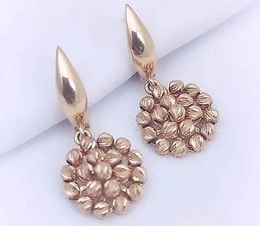 серьги с бриллиантом: Пара элегантных золотистых сережек с английским замком. Каждая сережка — 4