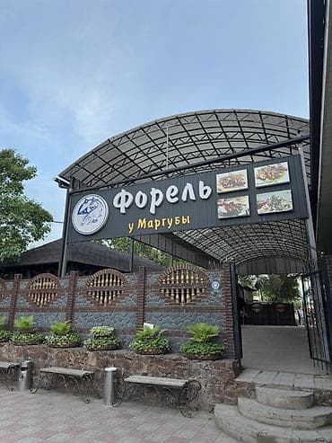Ресторан «Форель у Маргубы» - Просторная крытая площадка с высоким