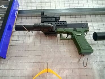 жилезный пистолет: Игрушечный пистолет Glock с тактическим фонариком и прицелом, лазерная — 1