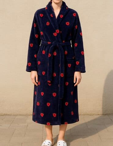 белая ночная сорочка: Женский халат.
Метериал пенка — 1