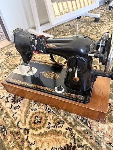 прямо строчки: Механическая швейная машина с ручным приводом на деревянном основании — 1