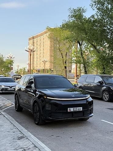 Lixiang: Lixiang L6: 2024 г., 1.5 л, Вариатор, Гибрид, Кроссовер — 2
