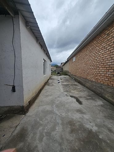 Үйлөр: Продаётся дом в г. Балыкчы, адрес: ул. Ленинградский, 16а. Основные — 4