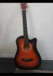 Продаю гитару
в хорошем состоянии 
чехол в подарок 
доставка бесплатно