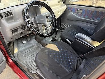 Другие автомобили: Компактный 5‑дверный хэтчбек красного цвета. Основные особенности: - — 9