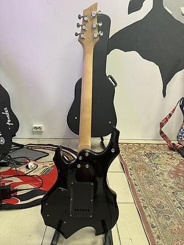пл: Электрогитара типа Warlock и Soloist. Выглядит эффектно. Звук мощный — 4