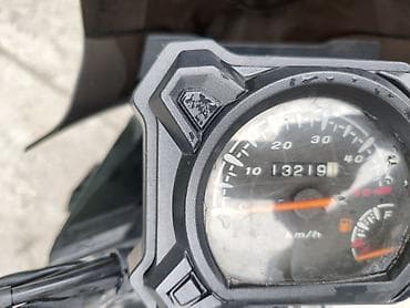 Скутер Jinan (на фото наклейка бренда), класс 50–125 см³. срочно